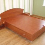 Lit avec des tables de nuit en aggloméré faites le vous-même