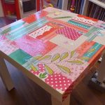 Table carrée avec une table renouvelée utilisant la technique de découpage