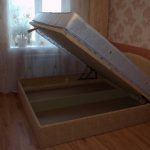 Lit fait maison doux avec un mécanisme de levage