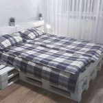 Lit de palettes peu coûteux, durable et confortable avec leurs propres mains