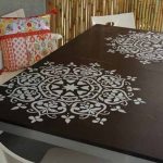 Table à manger avec un motif-pochoir