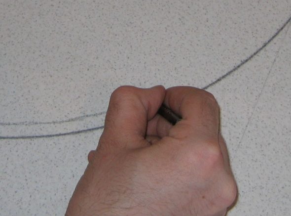 Nous conduisons autour de l'évier avec un crayon