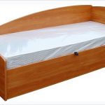 Un lit simple en aggloméré faites-le vous-même