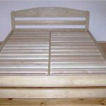 Lit en bois fait maison sans matelas