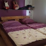 Lit fait maison pour deux adultes