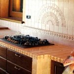 Plan de travail et tablier décorés d'une tuile