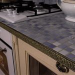 Haut de la mozayka pour la cuisine de couleur lilas