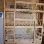Lit à trois niveaux en bois avec leurs propres mains