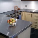 Installer un comptoir en métal dans la cuisine