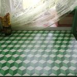 Plateau vert avec un motif en forme de cubes tridimensionnels