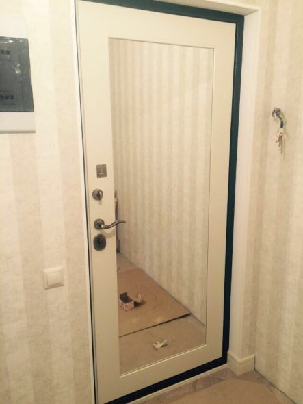 Miroir sur la porte d'entrée