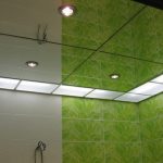 Plafond miroir dans la salle de bain