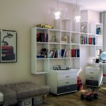 Bibliothèque blanche avec des étagères au-dessus du bureau de l'ordinateur