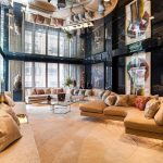 Un grand salon avec un plafond en miroir semble immense.