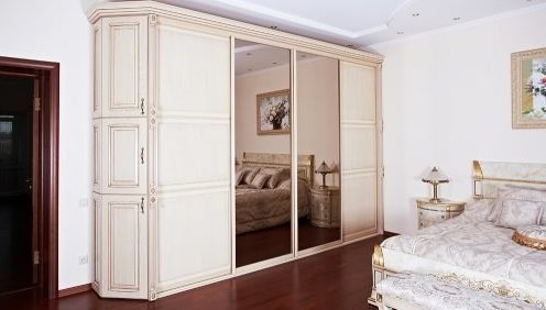 Garde-robe dans la chambre