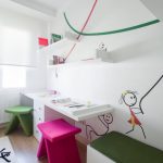 Tablettes blanches décoratives au-dessus des bureaux pour enfants