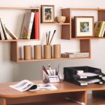 Conception d'étagère sur le mur près du bureau
