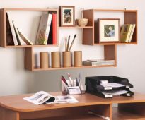 Conception d'étagère sur le mur près du bureau