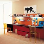 Longue étagère confortable avec lumière au-dessus du double poste de travail