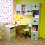 Un ensemble de meubles pour l'étudiant - un bureau et une étagère
