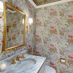 Belle salle de bain florale avec plafond en miroir