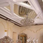 Beaux fragments de miroir au plafond d'un salon classique