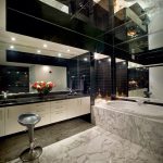 Plafond de miroir magnifique semble parfait dans la salle de bain