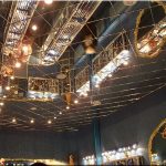 Beau plafond en miroir d'assiettes individuelles pour une pièce spacieuse.