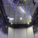 Beau plafond en tuile miroir dans la salle de bain