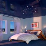 Plafond miroir extensible dans la chambre à coucher en bleu