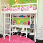 Petites étagères au-dessus de la table dans l'ensemble au lit mezzanine