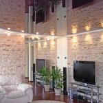 Un énorme miroir au plafond dans le hall
