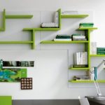 Étagères vert clair d'origine au dessus de la table