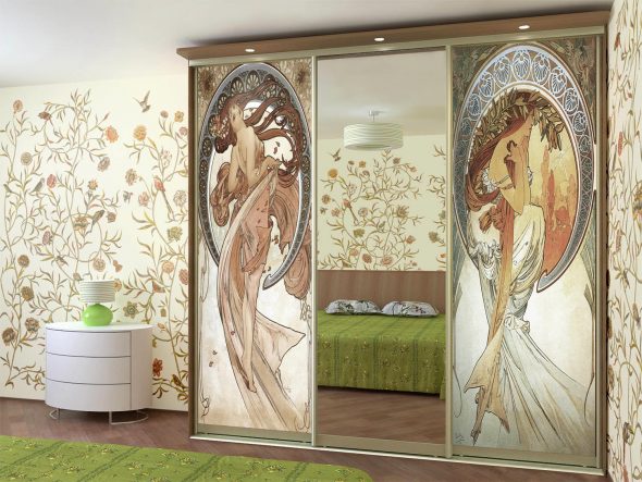 Peintures murales sur les portes du placard
