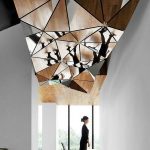 Plafond miroir original dans le couloir