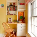 Bureau pour écolier à l'intérieur de la crèche