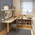 Une étagère au-dessus de la table et une bibliothèque en bas pour les livres dans la chambre de l’étudiant