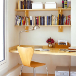 Étagères à livres au-dessus du bureau