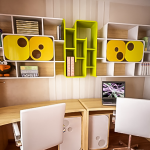 Rayonnages-étagères sur des bureaux pour deux enfants