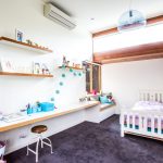 Étagères pour la décoration et des souvenirs au-dessus du bureau