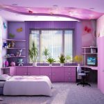 Étagères dans les coins de la fenêtre au-dessus de la table et armoires dans la chambre violette