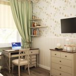 Étagères dans le coin pour la décoration sur le bureau