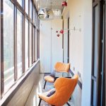 Le plafond des éléments de miroir sur la loggia