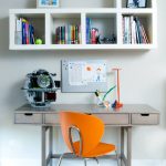Simple étagère avec des rayons de miel sur le bureau