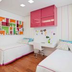 Etagère rose à portes coulissantes dans la crèche pour filles
