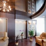 Plafond miroir chic pour un salon élégant