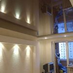 Plafond de miroir solide dans la chambre