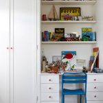 Rack au-dessus du bureau dans une petite niche