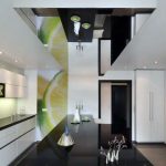 Cuisine high-tech élégante avec plafond en miroir