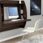 Une table combinée avec une étagère dans l'espace